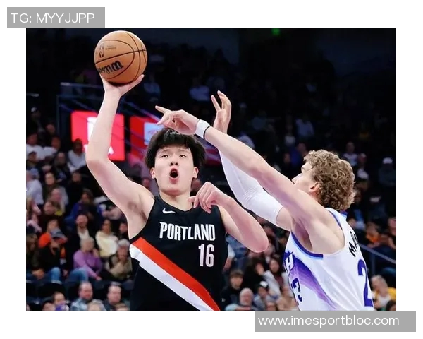 开拓者前线记者小傅期待小杨在篮球场上展现真实自我的那一天 开拓者前线记者小傅期待小杨在篮球场上展现真实自我的那一天