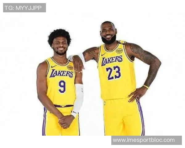 父子同台创历史詹姆斯与布朗尼在NBA赛场上携手共进 父子同台创历史詹姆斯与布朗尼在NBA赛场上携手共进