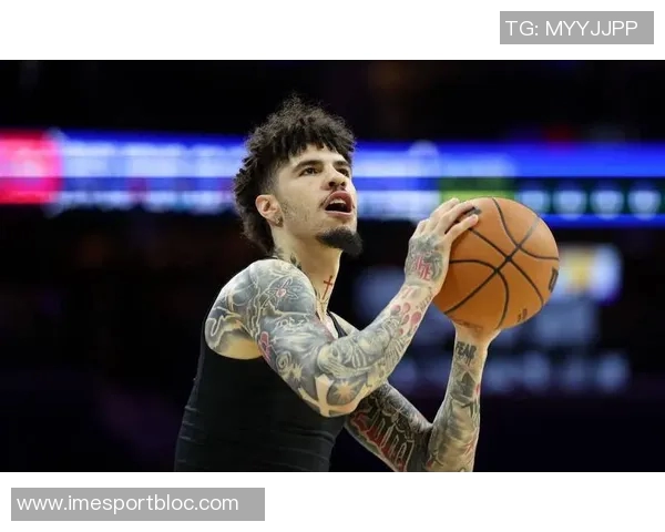 拉梅洛鲍尔再遭伤病困扰第三节因脚踝不适提前退赛仅得11分 拉梅洛鲍尔再遭伤病困扰第三节因脚踝不适提前退赛仅得11分