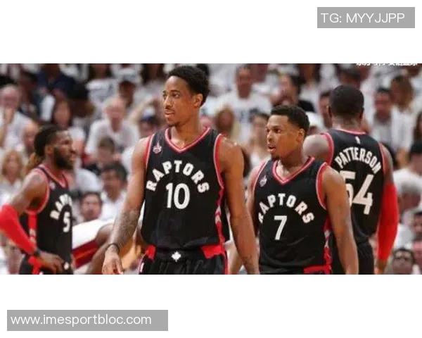 西蒙斯自信表达与拓荒双枪同场竞技的潜力并分享学习经历