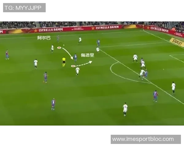 梅西助攻佩德里内切破门精彩瞬间左脚低射精准入网